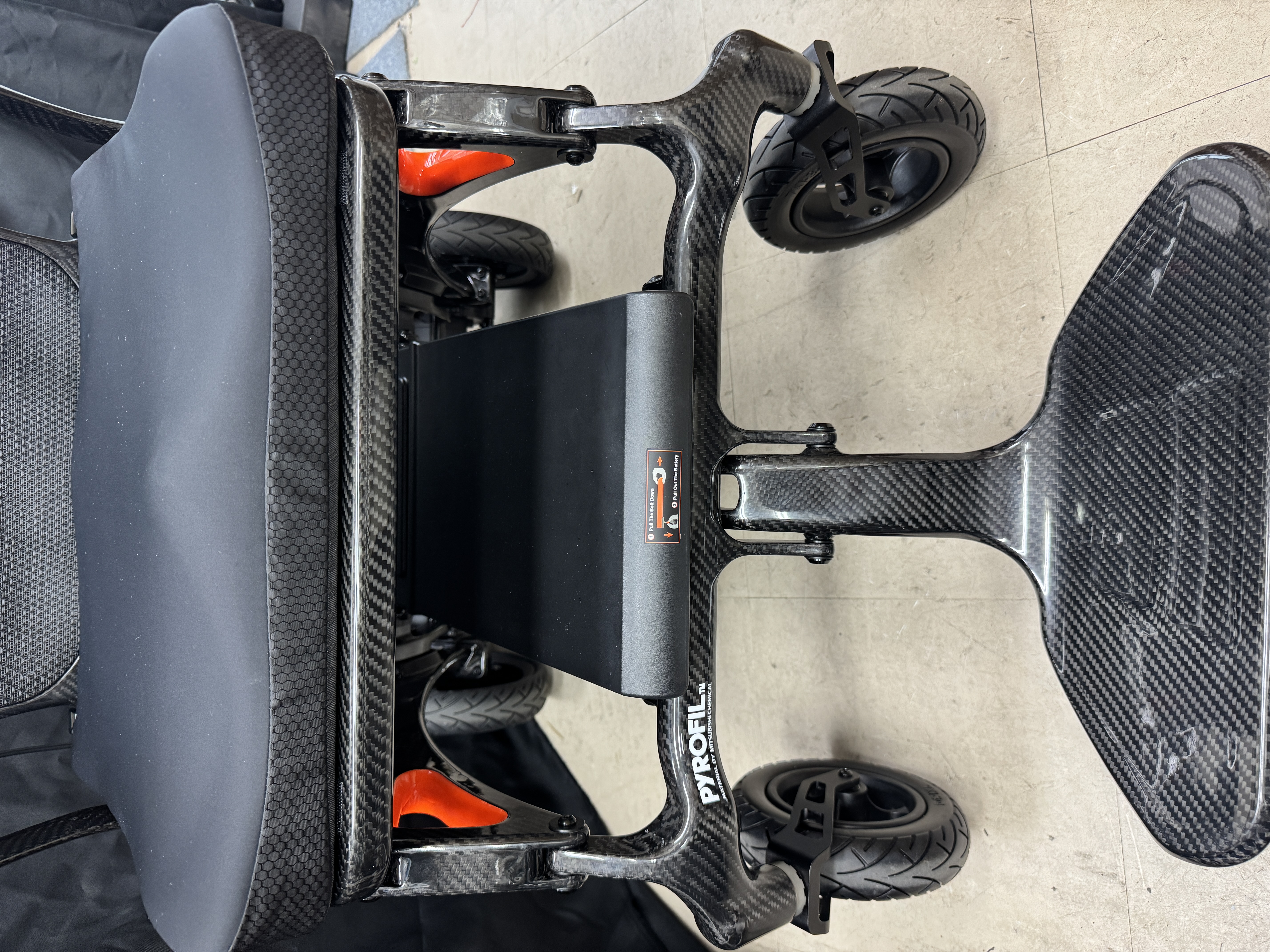 カーボンファイバー製折り畳み電動車椅子　Model DNK